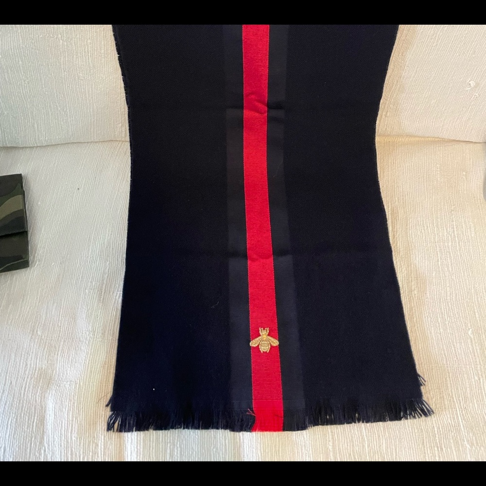 🚫SOLD❗️Gucci Scarf with bumble bee